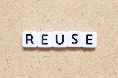 Tahta zemin üzerinde kelime tekrar kullanılan beyaz karo alfabe harfi