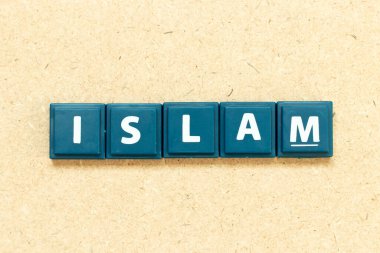 Tahta zemin üzerinde kelime ile alfabe harfi islam