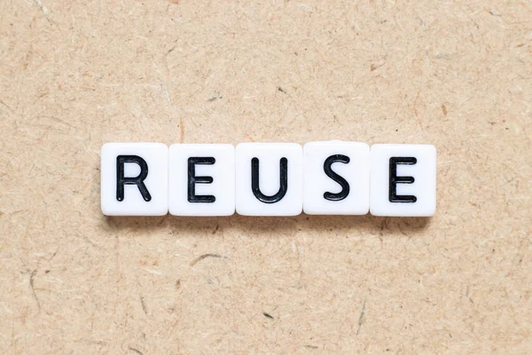 Tahta zemin üzerinde kelime tekrar kullanılan beyaz karo alfabe harfi