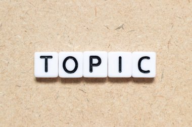 Ahşap zemin üzerinde kelime konu ile beyaz karo alfabe harfi