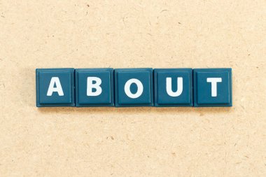 Tahta zemin üzerinde harf harfi ile döşeme alfabesi