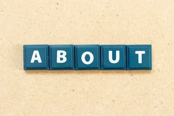 Tahta zemin üzerinde harf harfi ile döşeme alfabesi