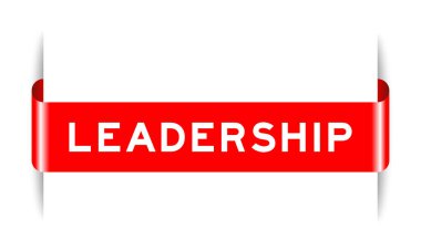 Beyaz arkaplanda kelime liderliği yazılı kırmızı etiket yerleştirildi