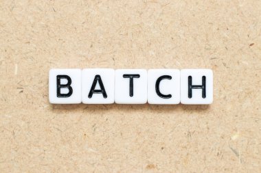 Ahşap zemin üzerinde kelime yığını olan beyaz karo alfabe harfi