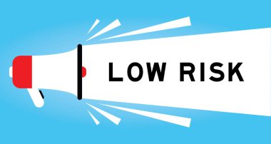 Mavi arkaplanda beyaz pankartta düşük risk içeren renk megafonu simgesi