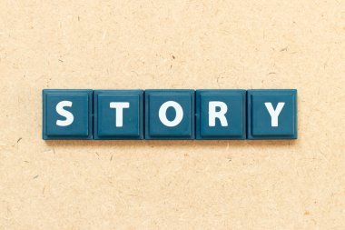 Tahta zemin üzerine kelime harfleriyle harf döşeme alfabesi