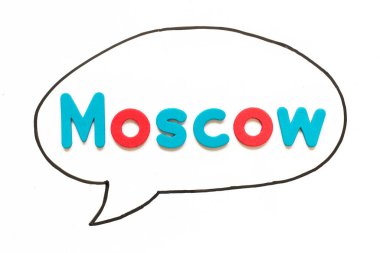 Siyah çizgili Moskova sözcüğüyle alfabe harfi beyaz tahta arka planında balon konuşması olarak çizilmiş.
