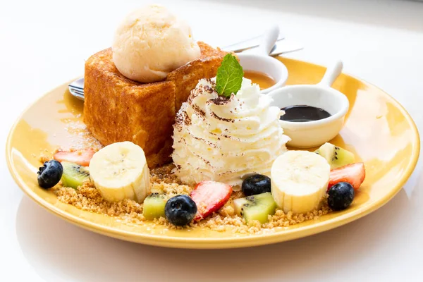 Honey Toasted Ice Cream Cream Mousse Berry Fruit Dish — 图库照片