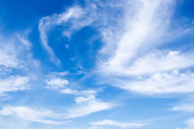 Beyaz bulutlu açık mavi gökyüzü