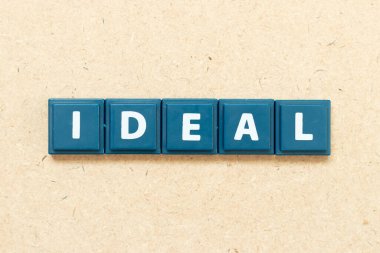 Ahşap zemin üzerinde sözcüklerle harfi idealdir.