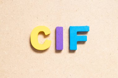 Tahta zemin üzerinde kelime CIF (Maliyet, sigorta ve nakliye kısaltması) renk alfabesi harfi