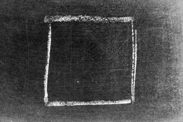 コピースペース付きブラックボードまたはチャークボードの背景に正方形または長方形の形状としてホワイトカラーチョークハンド図面 — ストック写真