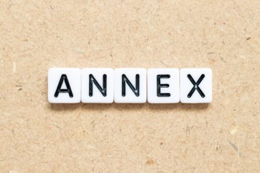 Tahta zemin üzerine kelime eklemeli beyaz kiremit alfabesi harfi