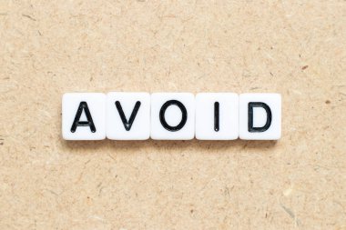 Beyaz kiremit alfabe harfi. Kelimesi kelimesine tahta arkaplanından uzak dur.