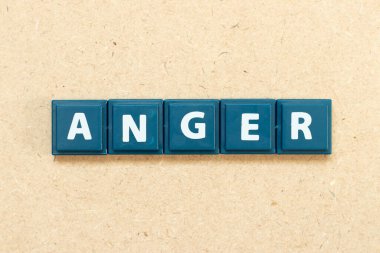 Tahta arka planda kelime olarak alfabe harfi ile öfke.