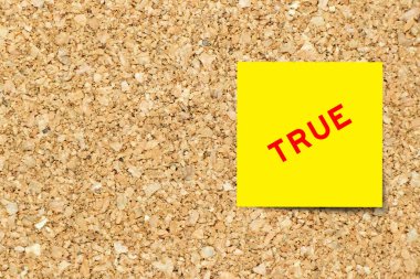 Mantar kaplama arka planında sözcüğü doğru olan sarı not kağıdı kopyalama alanı ile