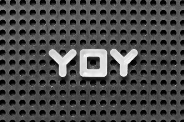 Siyah tahta arka planda beyaz alfabe harfi YOY (yılın kısaltması)
