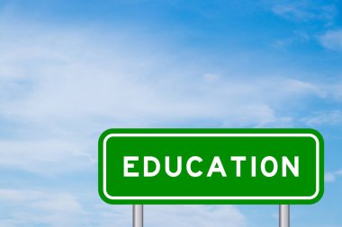 Mavi gökyüzünde beyaz bulut arkaplan ile kelime eğitimi ile yeşil renk taşıma işareti