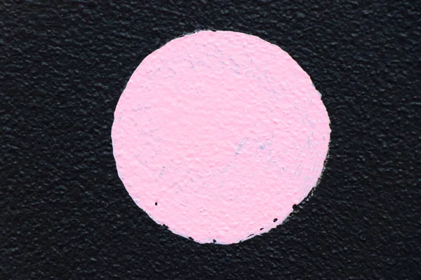 Grunge Rosa Färg Målning Som Rund Form Brun Betong Vägg — Stockfoto