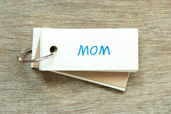 Flash Κάρτα Γραφικό Χαρακτήρα Μαμά Λέξη Στο Φόντο Ξύλο — Φωτογραφία Αρχείου