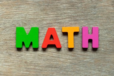 Tahta zemin üzerinde kelime matematiğiyle renk alfabesi harfi