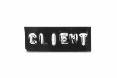 Beyaz kağıt arkaplan üzerinde kelime istemcisi ile harf kabartma olan siyah renk pankartı