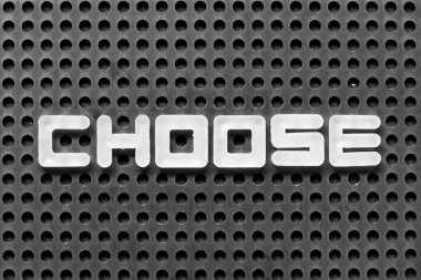 Kelime olarak beyaz alfabe harfi siyah tahta arkaplan seçin