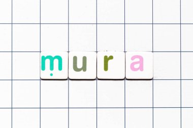 Beyaz ızgara arka planında Mura sözcüğündeki renkli döşeme harfi