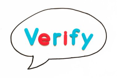 Beyaz tahta arka planında balon konuşması olarak siyah çizgi el çizimi ile doğrulanmış alfabe harfi