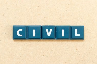 Ahşap arka planda alfabe harfini sivil olarak yazın.