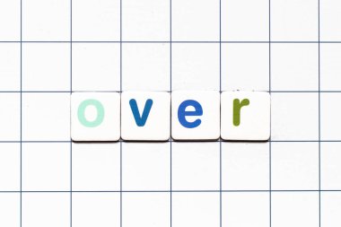 Beyaz şebeke arka planında kelime olarak renkli kiremit harfi