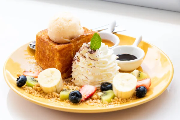 Honey Toasted Ice Cream Cream Mousse Berry Fruit Dish — 图库照片