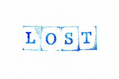 Beyaz kağıtta kaybolan sözcükte mavi renkli kauçuk mühür