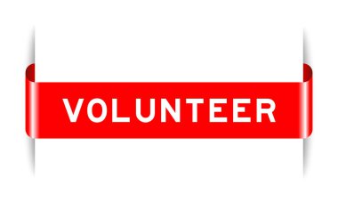 Beyaz arkaplanda kelime gönüllüsü yazılı kırmızı etiketli pankart