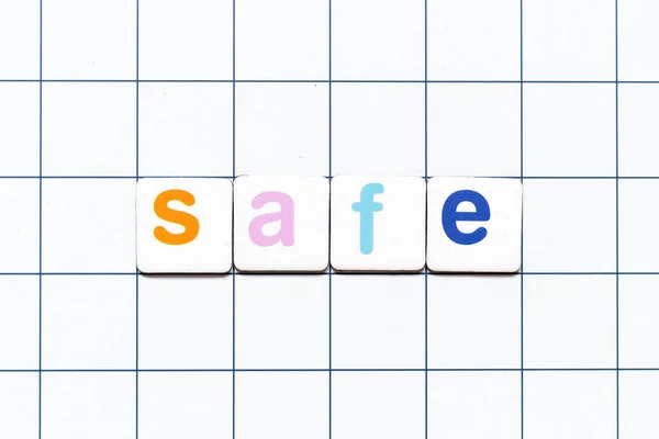 Beyaz Şebeke Arka Planında Güvenli Sözcüğündeki Renkli Kiremit Harfi — Stok fotoğraf