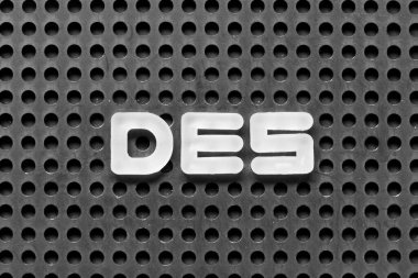 Siyah tahta arka planda beyaz alfabe harfi DES (Teslim Edilmiş Eski Geminin kısaltması)