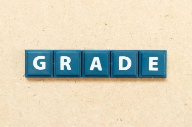 Ahşap zemin üzerine kelime notuyla harf döşeme alfabesi