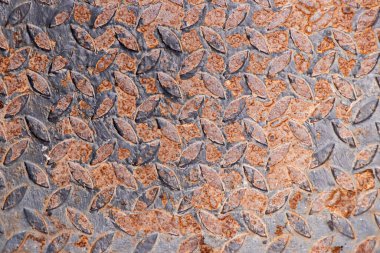 Kırmızı paslı arka planı olan siyah renk kaymayan metal.