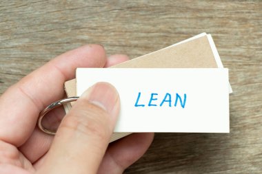 Harici kartı elinde tut ve ahşap arka plana yaslan.