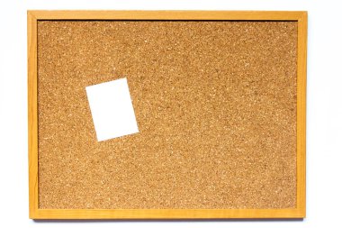 Beyaz arkaplana yerleştirilmiş beyaz not kağıdıyla kopya alanı olan mantar tahta