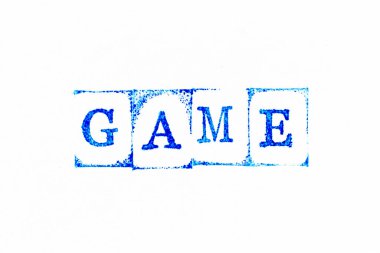 Beyaz kağıt zemin üzerinde kelime oyununda mavi renkli kauçuk mühür