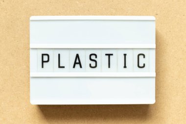 Kelime plastiği olan ışıkkutusu tahta arka planda