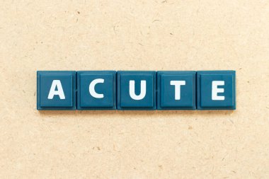 Tahta zemin üzerinde akut harflerle döşeme alfabesi harfi