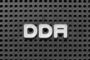 Siyah tahta zemin üzerinde beyaz harf DDA (değer kaybı, tükenme ve amortisman veya talep mevduat hesabı kısaltması)