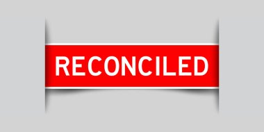 Gri arkaplana eklenen sözcüklerle birleştirilmiş kırmızı renk kare etiketi