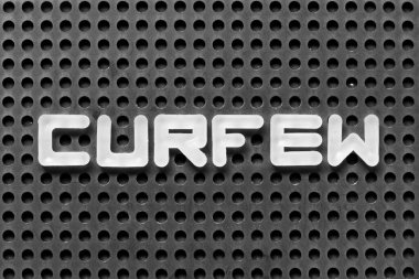 Siyah tahta arka planda beyaz alfabe harfi ile sokağa çıkma yasağı