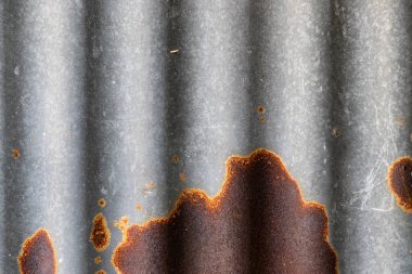 Grunge gümüşü ve kırmızı pas kıvrımlı metal plaka desenli arka plan