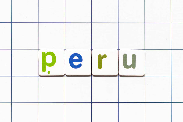 Цветная буква плитки в слове Перу на белом фоне сетки