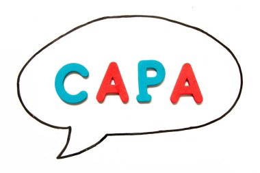 Beyaz tahta arka planında balon konuşması olarak siyah çizgi çizimi ile CAPA (düzeltici eylem ve önleyici eylemin kısaltması) sözcüğü ile alfabe harfi