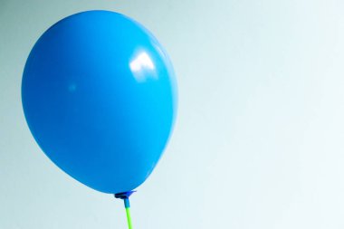 Mavi duvar arkaplanındaki mavi balon kopya alanı ile